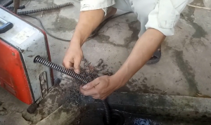 nhân viên đang thông tắc cống